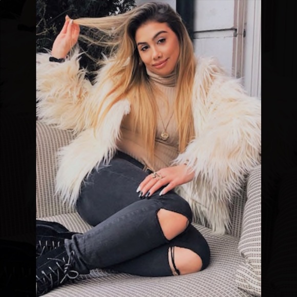 LAST ONE! HOST PICK 12/24 🎉 Fluffy Faux Fur Coat - Picture 4 of 8